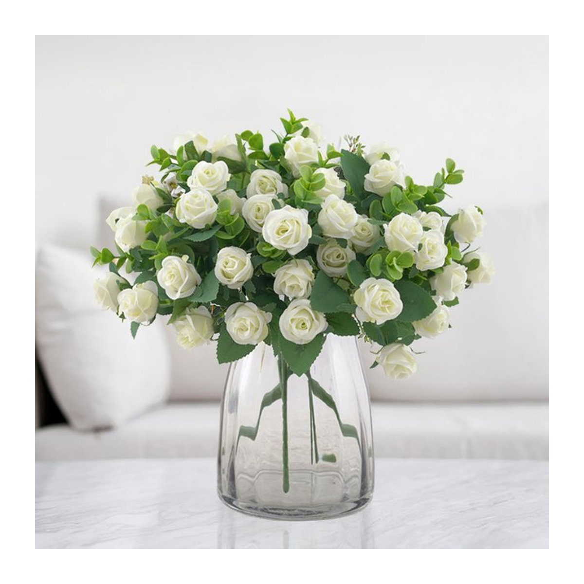 NANDI Kunstblumen Set aus weißen Rosen und Eukalyptusblättern für Hochzeiten und zur Tischdekoration - Bild 1