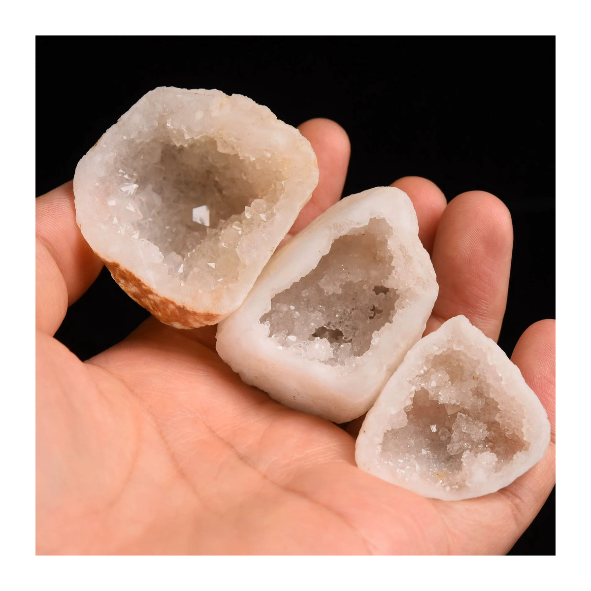 Natürliche Kristall Geode in Weiß als Dekoration und Mineralprobe - Bild 3