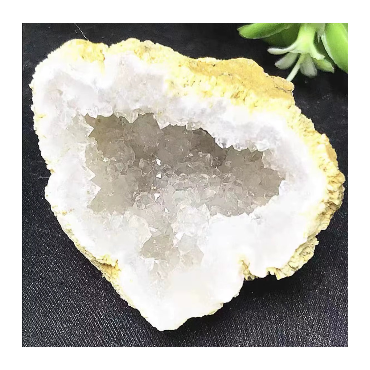 Natürliche Kristall Geode in Weiß als Dekoration und Mineralprobe - Bild 4