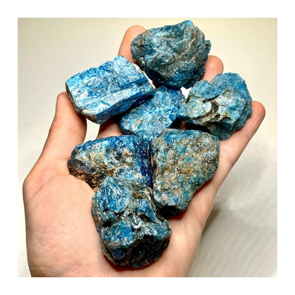 Natürlicher blauer Apatit Rohkristall als Dekostein in unregelmäßiger Form - Bild 1