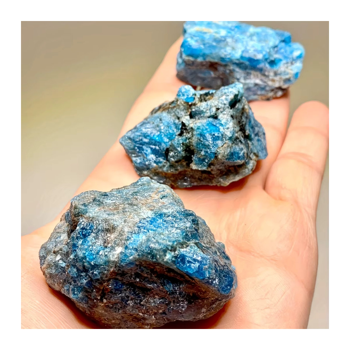 Natürlicher blauer Apatit Rohkristall als Dekostein in unregelmäßiger Form - Bild 2