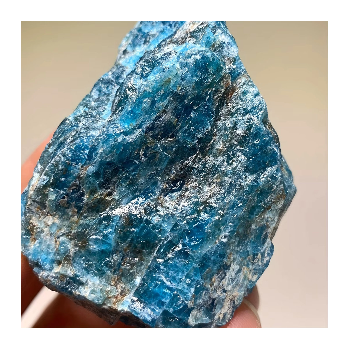 Natürlicher blauer Apatit Rohkristall als Dekostein in unregelmäßiger Form - Bild 3