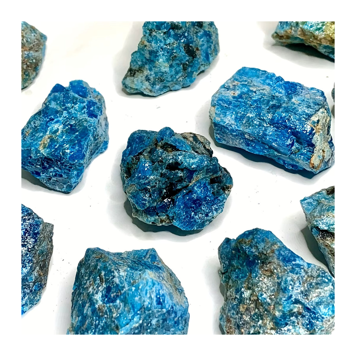 Natürlicher blauer Apatit Rohkristall als Dekostein in unregelmäßiger Form - Bild 4