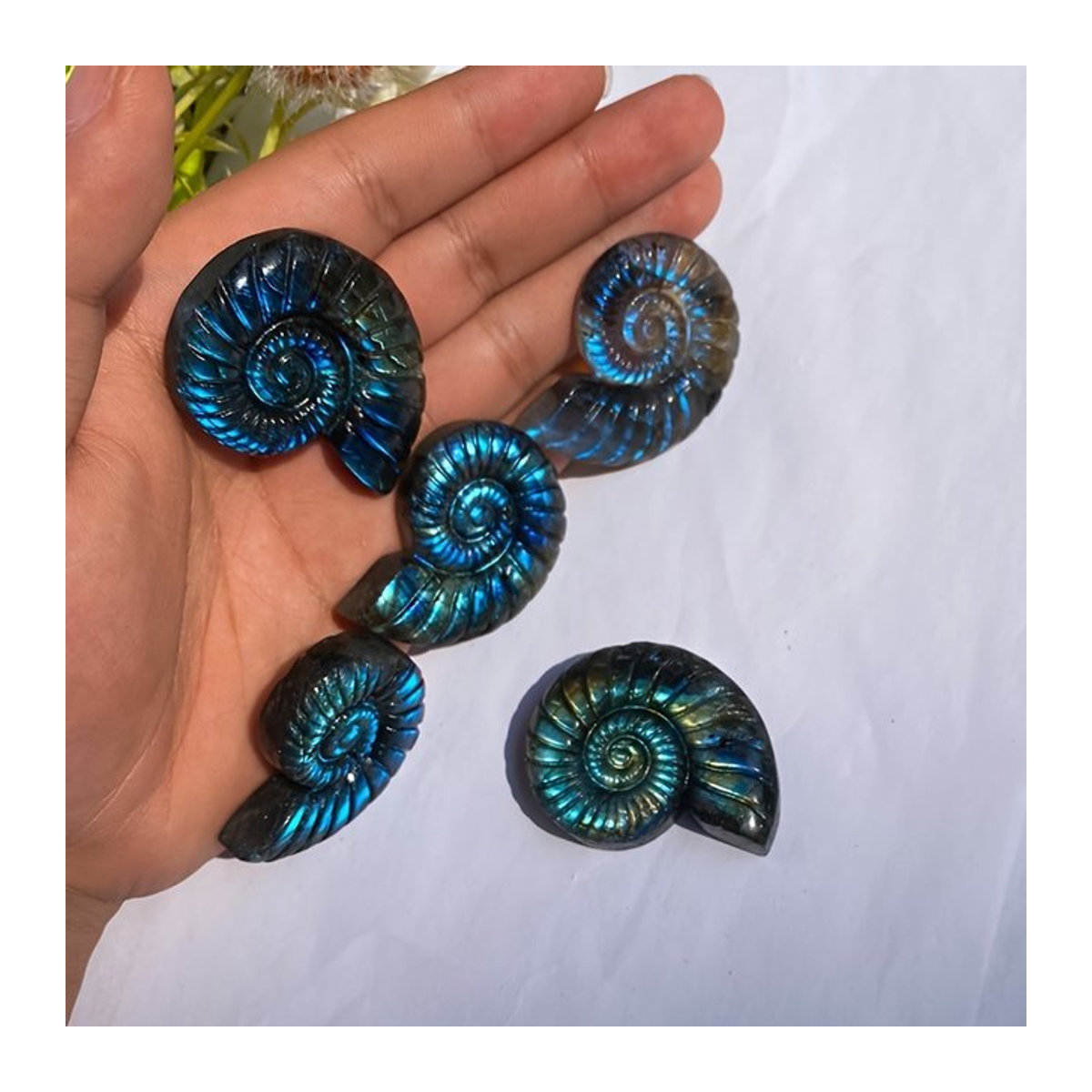 Natürlicher Labradorit Kristall in Multicolor als geschnitztes Dekostück für Reiki und Chakra Balancing - Bild 1