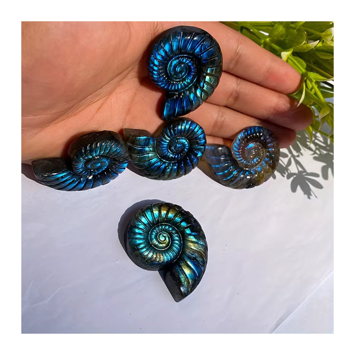 Natürlicher Labradorit Kristall in Multicolor als geschnitztes Dekostück für Reiki und Chakra Balancing - Bild 3