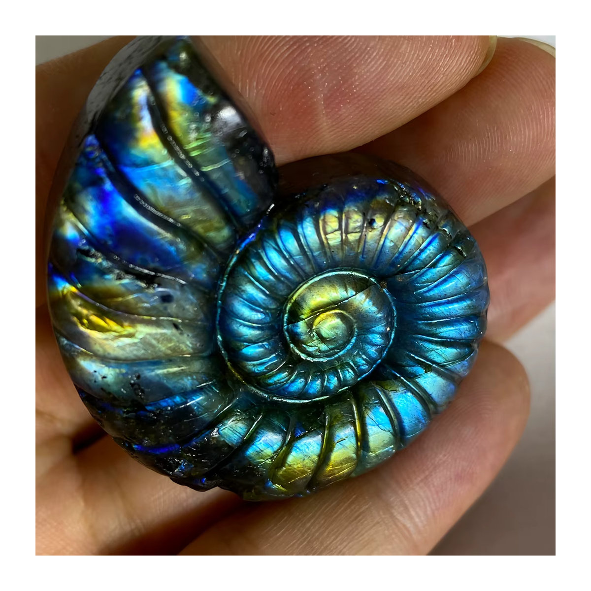 Natürlicher Labradorit Kristall in Multicolor als geschnitztes Dekostück für Reiki und Chakra Balancing - Bild 4