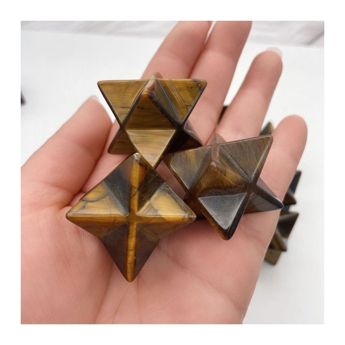 Natürlicher Tigerauge Stein als geometrischer Merkaba Stern in Gold, Rot und Braun zur Dekoration und Energiearbeit - Bild 1