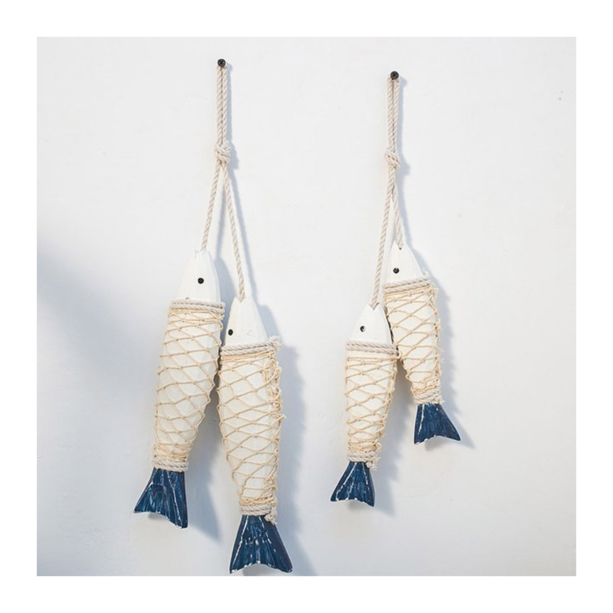 Nautisches Wandornament aus Holz in Fischform als Hängedekoration in Weiß und Blau - Bild 1