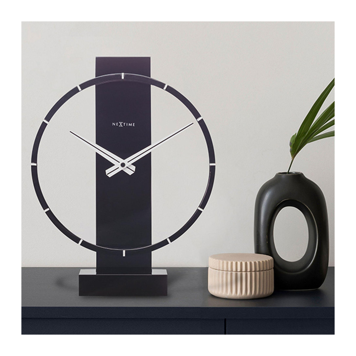 Nextime Carl Tisch- und Wanduhr aus Holz und Stahl in Schwarz, Durchmesser: 34 cm, geräuschlos und analog - Bild 2