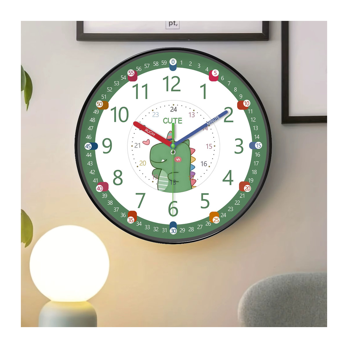 Niedliche Cartoon Wanduhr mit grünem Dinosaurier Design, runde analoge Lernuhr für Kinder mit 24-Stunden-System und leisem Uhrwerk - Bild 2