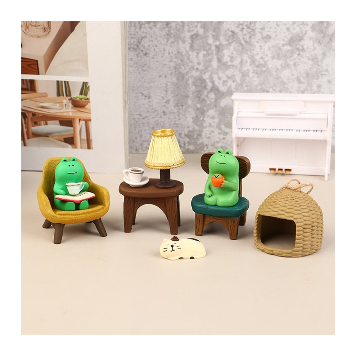 Niedliche Frosch Figur aus Harz als Miniatur Dekoration für Puppenhaus, Büro oder Auto im modernen Kunst Stil - Bild 1