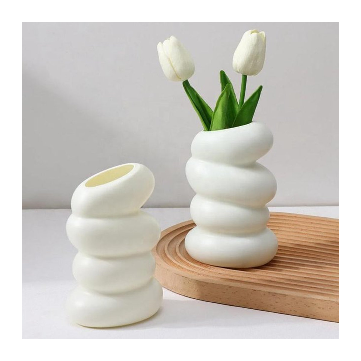 Nordische Spirale Vase aus Kunststoff in Weiß für moderne Blumenarrangements und Dekoration im Wohnzimmer oder Schlafzimmer - Bild 1