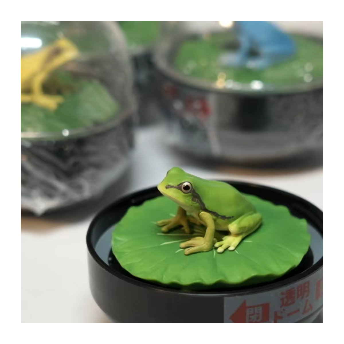 Origina Water Dome Factory Kapselspielzeug Japanischer Baumfrosch auf Otusblatt in Grün mit transparenten funkelnden Flocken als Schneekugel-Ornamentfigur - Bild 2