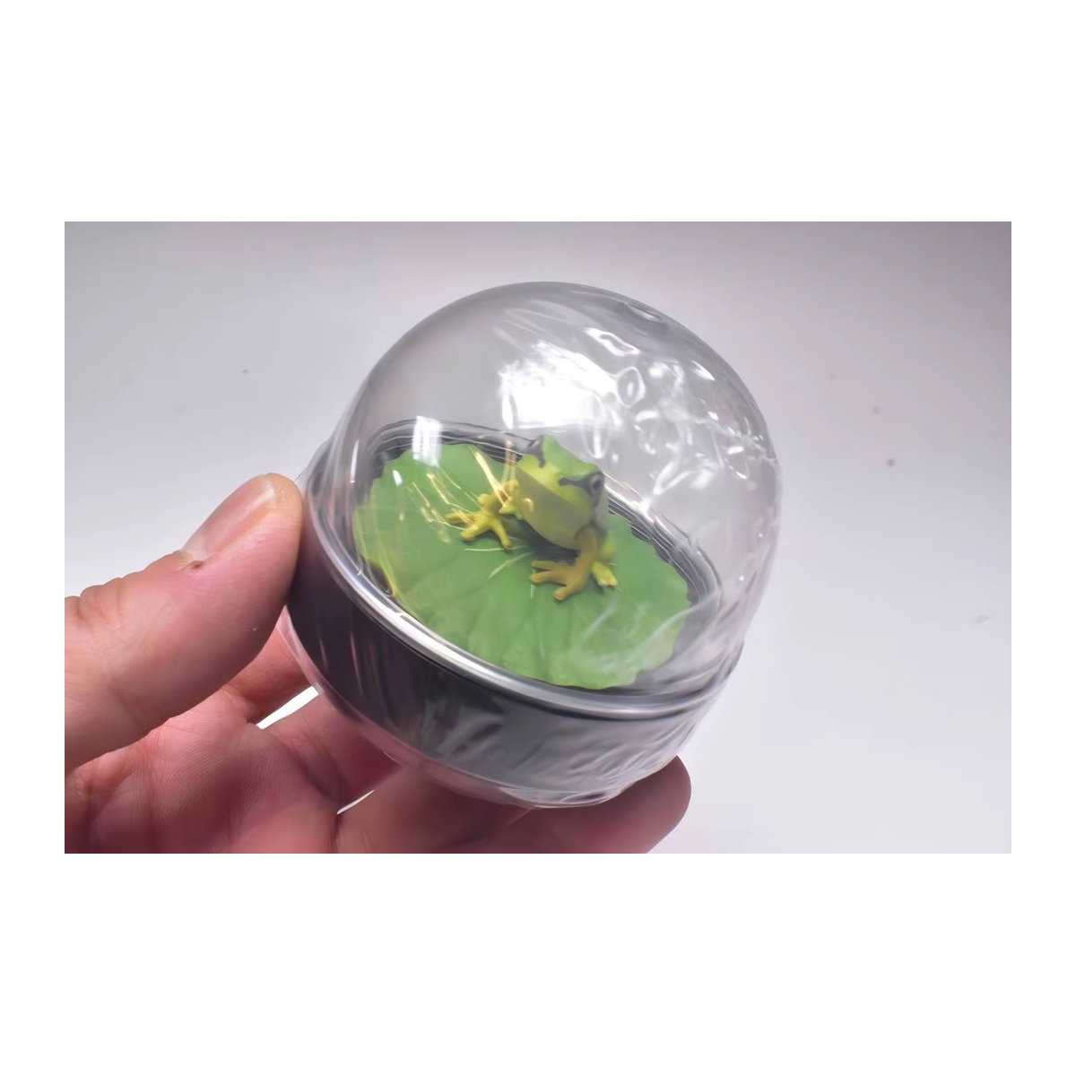 Origina Water Dome Factory Kapselspielzeug Japanischer Baumfrosch auf Otusblatt in Grün mit transparenten funkelnden Flocken als Schneekugel-Ornamentfigur - Bild 4