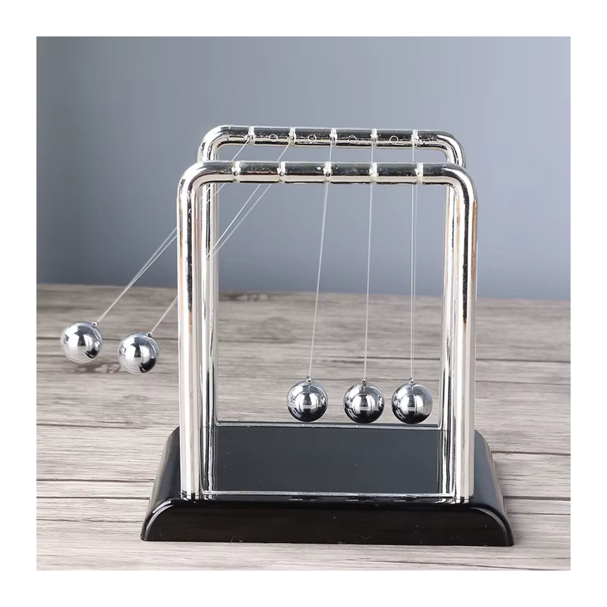 Otmagelu Newton Pendel Miniatur aus Metall in Silber und Grau zur physikalischen Bildung und als moderne Dekoration - Bild 2