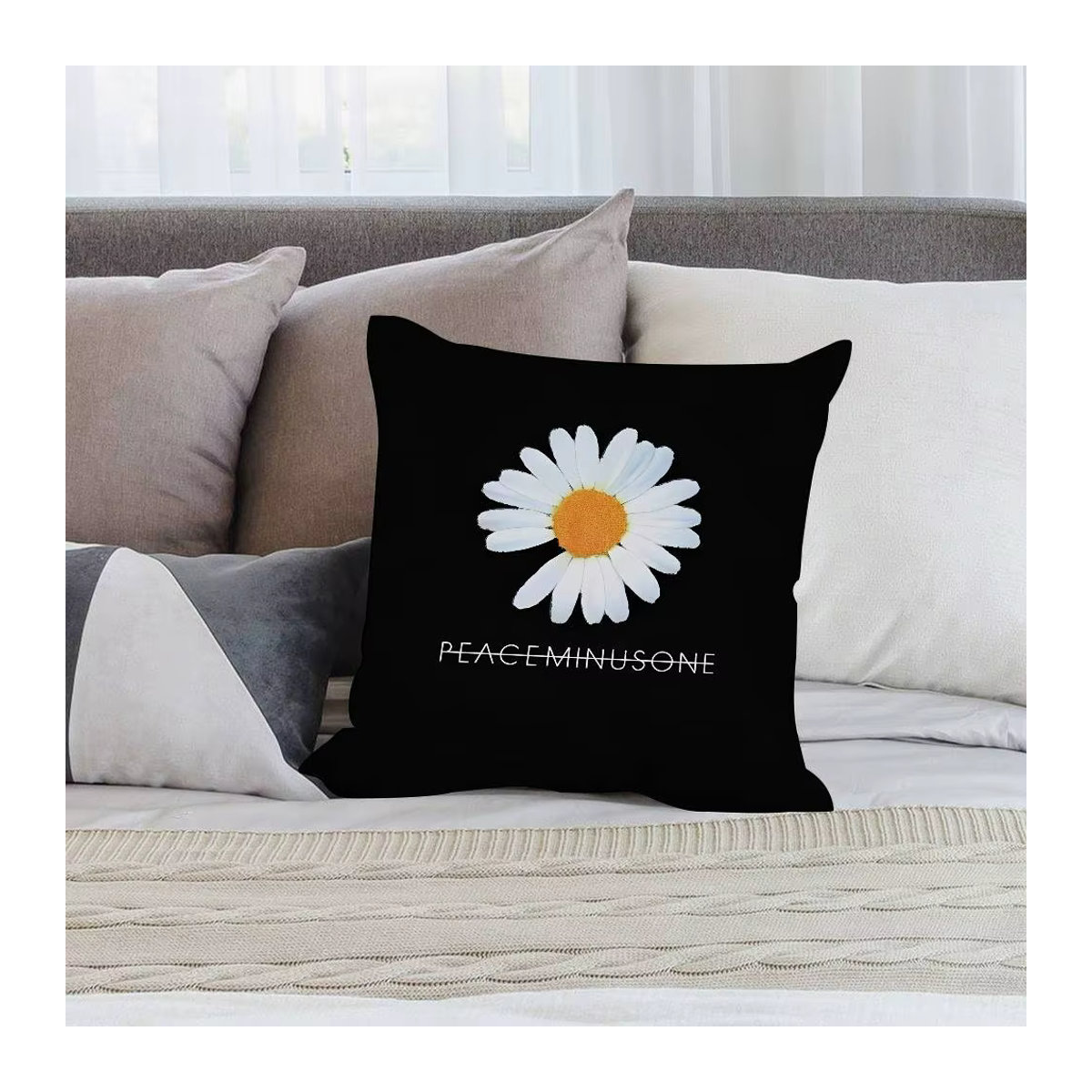 Peaceminusone B-Banner Kissenbezug aus Plüsch in Schwarz mit doppelseitigem Druck - Bild 2