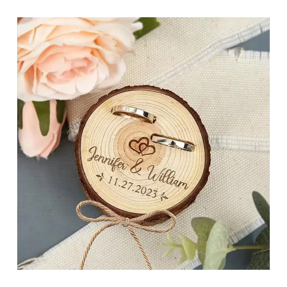 Personalisierbare Ringbox aus Holz von Alex Streeter in Braun mit doppeltem Schlitz für Hochzeitsringe und Verlobungsringe im rustikalen Design - Bild 1