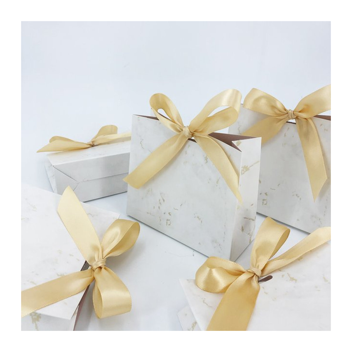 Personalisierbare RMTPT Geschenkbox im Marmor-Stil aus Papier, rechteckig und stehend, in Grün und Weiß - Bild 1