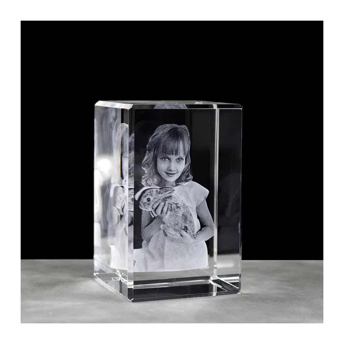 Personalisierter Kristallwürfel mit 3D-Lasergravur von will&ann, quadratischer Glas-Fotorahmen mit individuellem Bild und Text in Transparent, ideal als modernes Geschenk für Geburtstag oder Weihnachten - Bild 2
