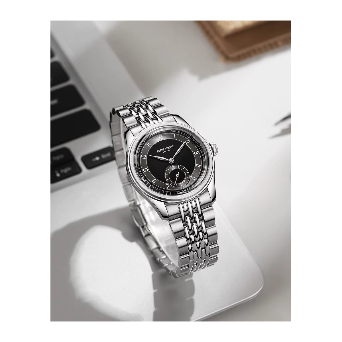 PIERRE PHILIPPE Herrenarmbanduhr im Retro-Stil mit mechanischem Handaufzug ST17-Uhrwerk, schwarzes Emaille-Zifferblatt und Pfeilzeigern, Farbe: Schwarz - Bild 3