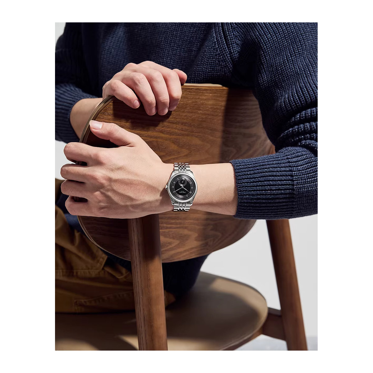 PIERRE PHILIPPE Herrenarmbanduhr im Retro-Stil mit mechanischem Handaufzug ST17-Uhrwerk, schwarzes Emaille-Zifferblatt und Pfeilzeigern, Farbe: Schwarz - Bild 4