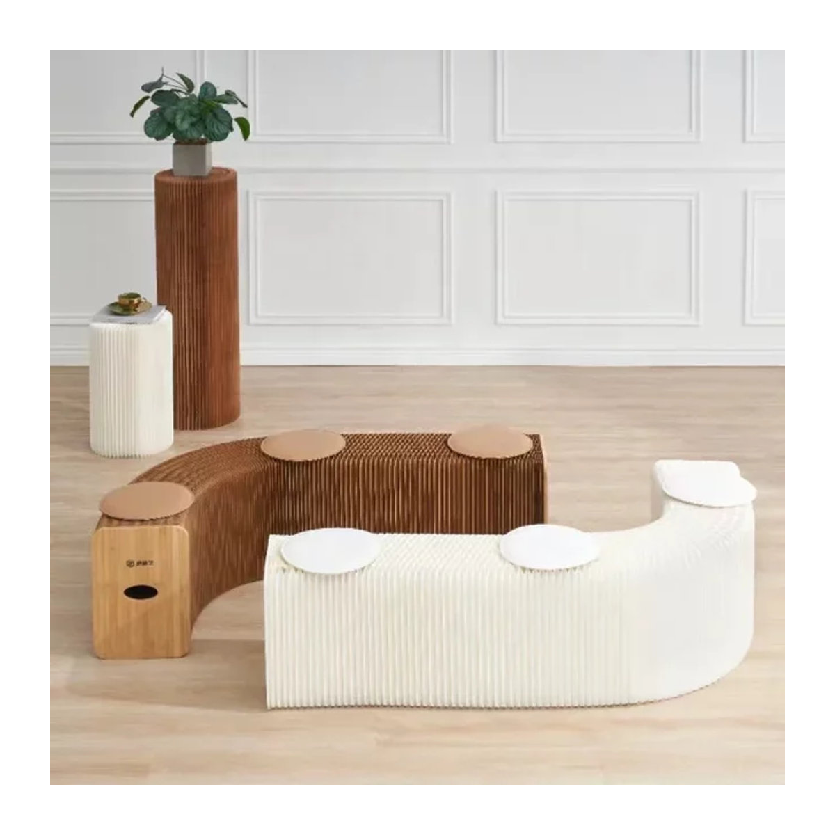 Platzsparender Teleskop-Klappstuhl aus Kraftpapier in Rot oder Bunt mit modernem Design - Bild 1