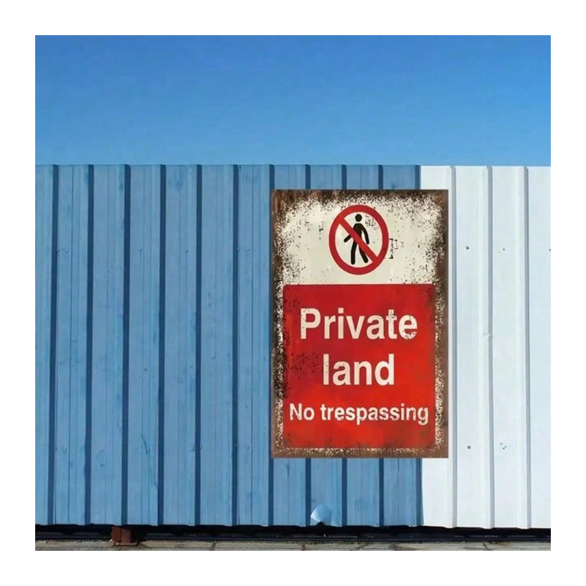 Private Land Brand Vintage No Trespassing Metallschild in Rot als rechteckige Wanddekoration im Distressed-Look - Bild 1