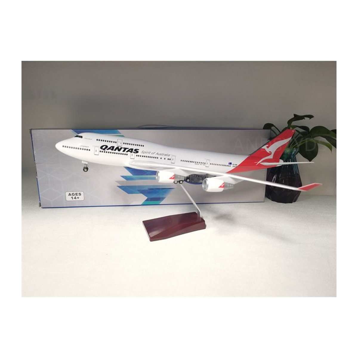 Qantas Airlines Boeing 747 Modellflugzeug aus Druckguss mit LED-Licht in Rot, 47 cm - Bild 1