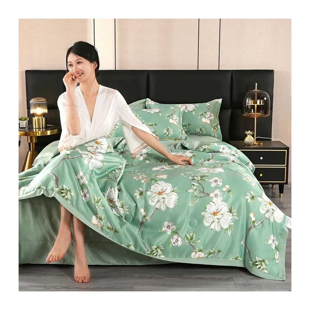 Queen Size Kühldecke aus Seidensatin mit Blumenmuster für ein kühlendes Gefühl im Sommer, B/B: 200 x 230 cm - Bild 1