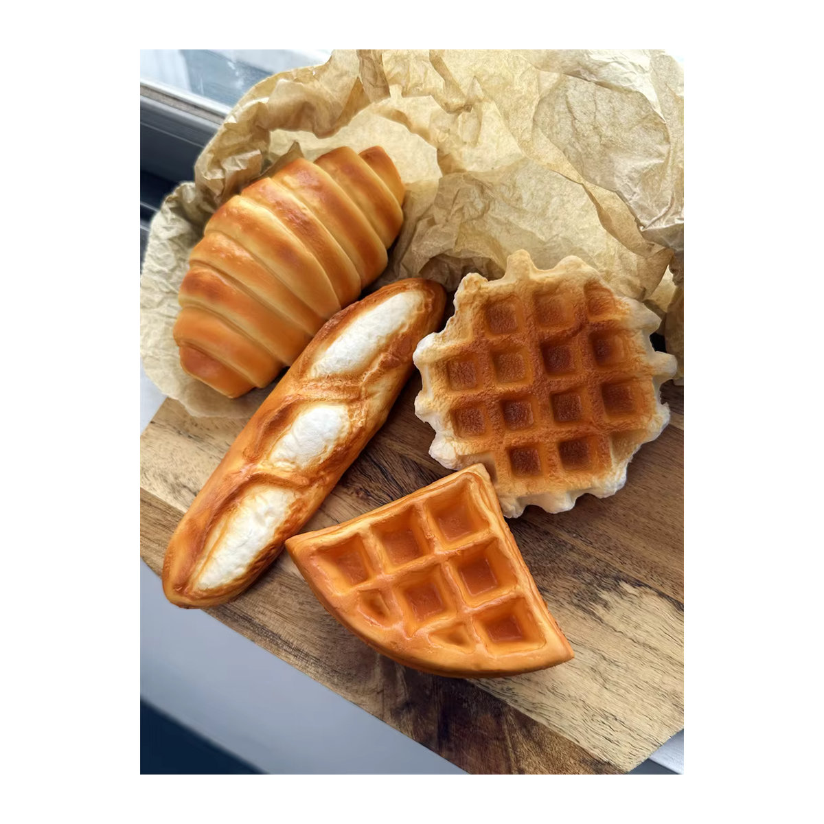 Realistische belgische Waffel als künstliches Modell aus PU-Schaum in Gold, elastische Requisite - Bild 1