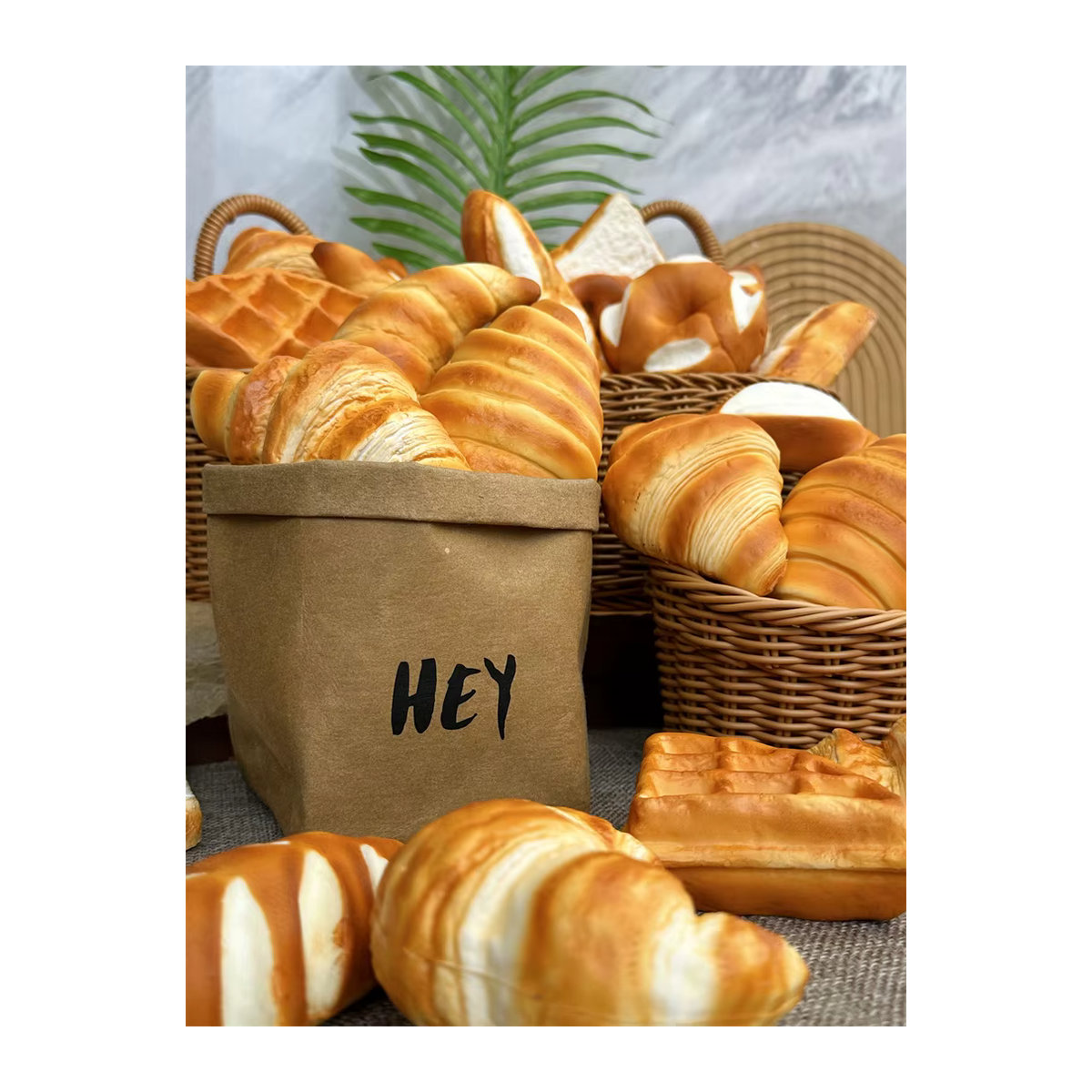 Realistische belgische Waffel als künstliches Modell aus PU-Schaum in Gold, elastische Requisite - Bild 2