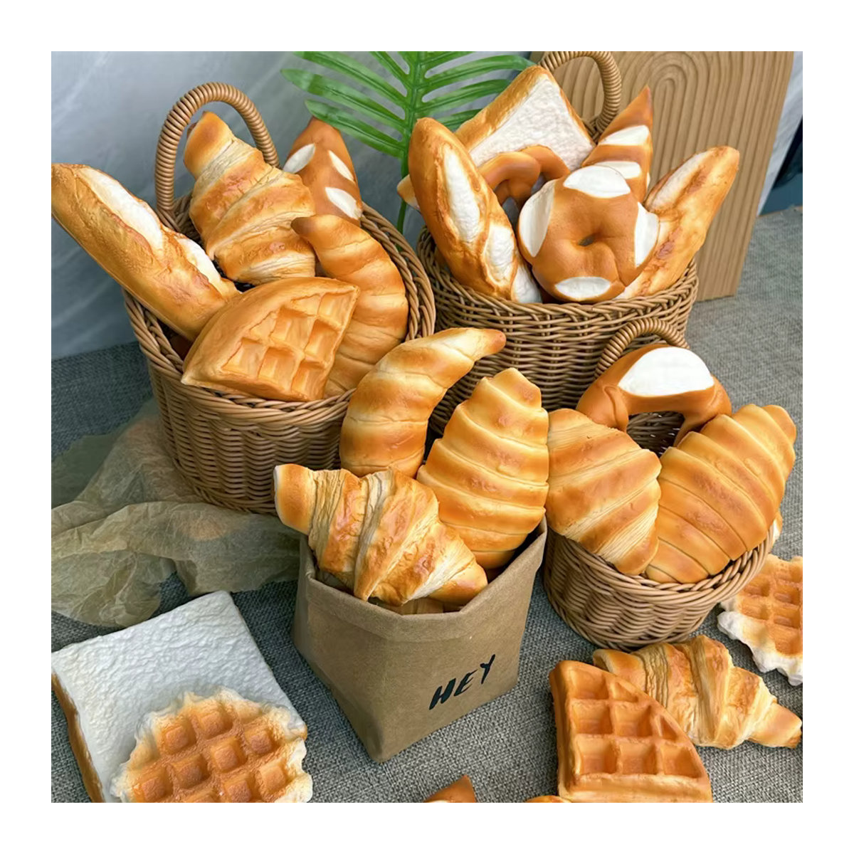 Realistische belgische Waffel als künstliches Modell aus PU-Schaum in Gold, elastische Requisite - Bild 3