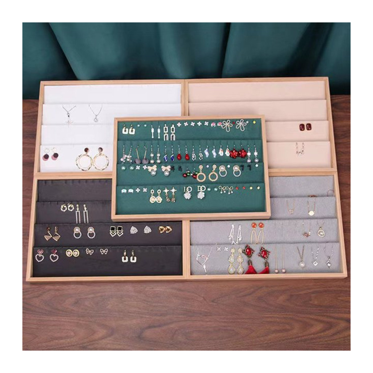 Rechteckiges Schmuck-Display-Tablett aus Holz in Grün zur Aufbewahrung von Ohrringen, Anhängern, Halsketten und Armbändern - Bild 1