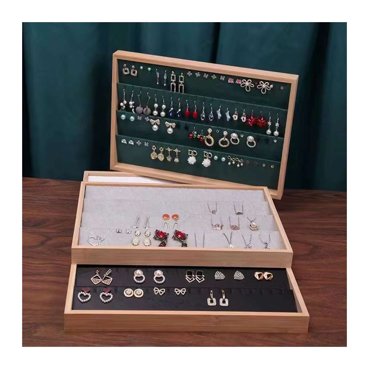 Rechteckiges Schmuck-Display-Tablett aus Holz in Grün zur Aufbewahrung von Ohrringen, Anhängern, Halsketten und Armbändern - Bild 2