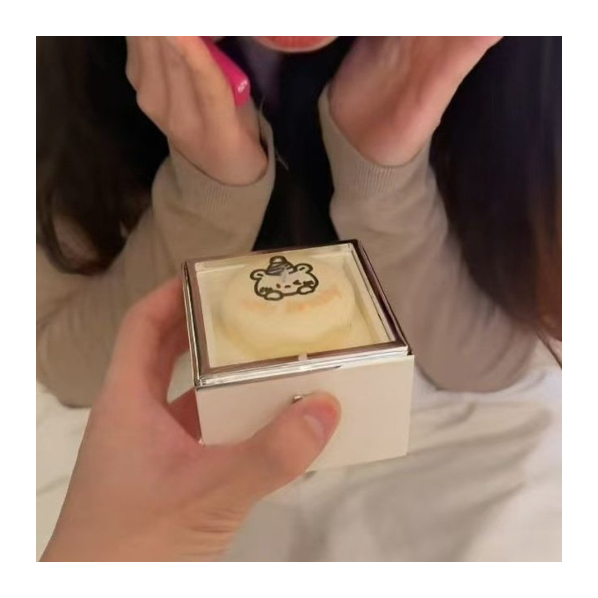 Rednote Bear Flip Ring Box Geschenkbox in Weiß für Valentinstag und Geburtstag aus Kunststoff - Bild 1