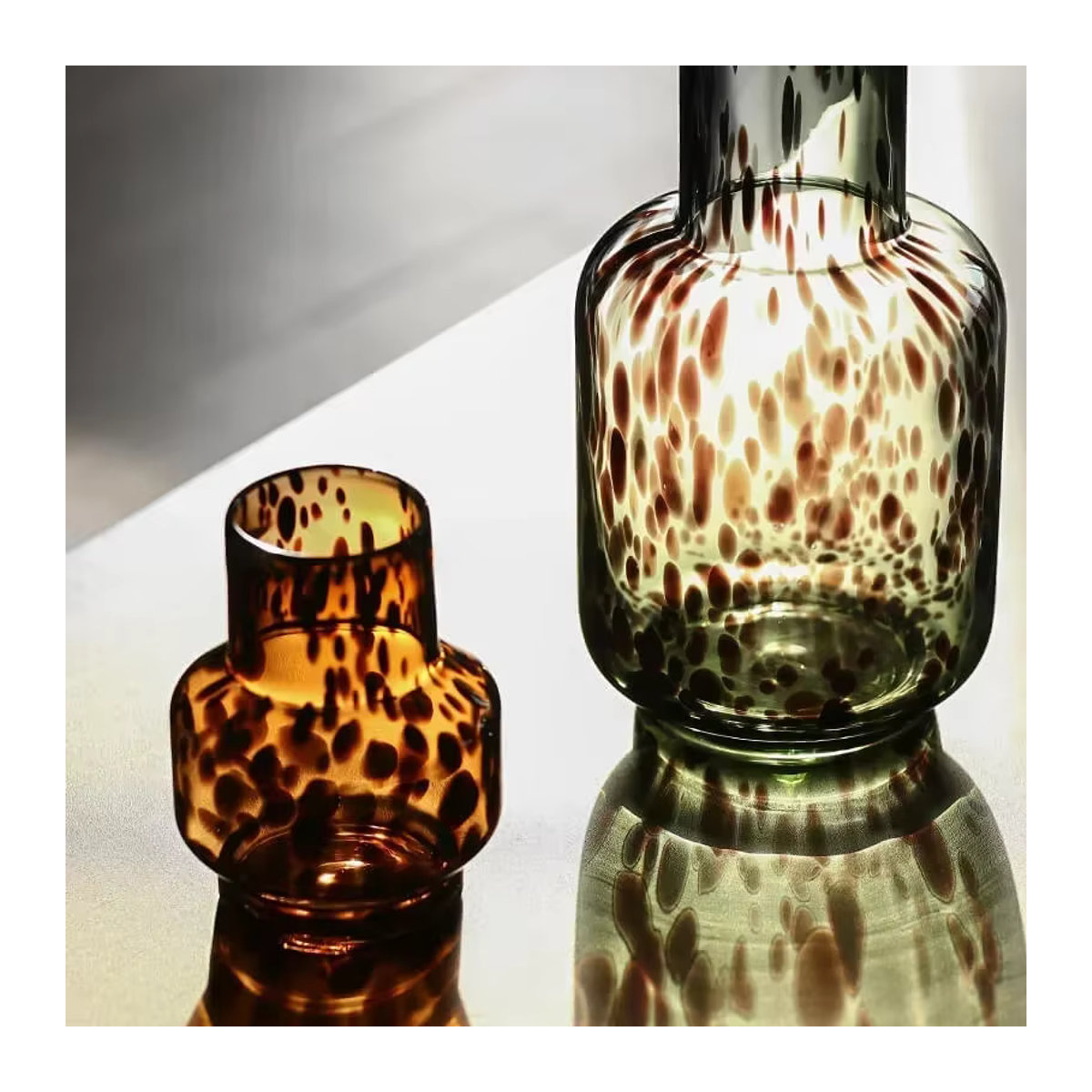 Retro Glasvase mit Leopardenmuster in Bernstein und Braun für Schnittblumen als dekoratives Desktop-Ornament - Bild 2