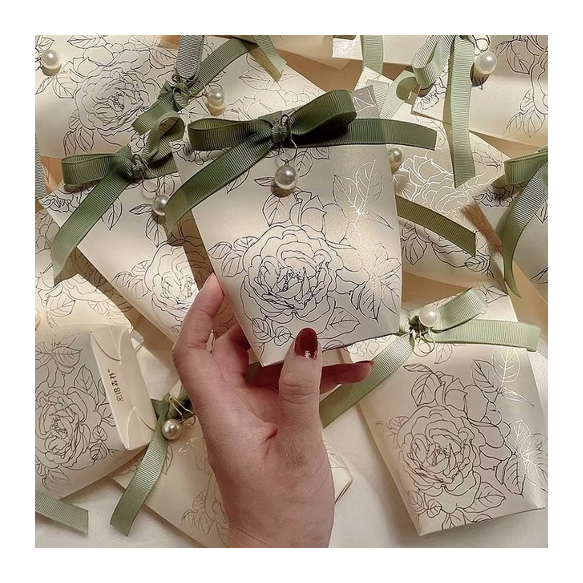 RMTPT Mini-Geschenkbox mit Goldprägung und Band in Creme, florales Design aus Papier, rechteckige Süßigkeitenbox für Hochzeiten - Bild 1