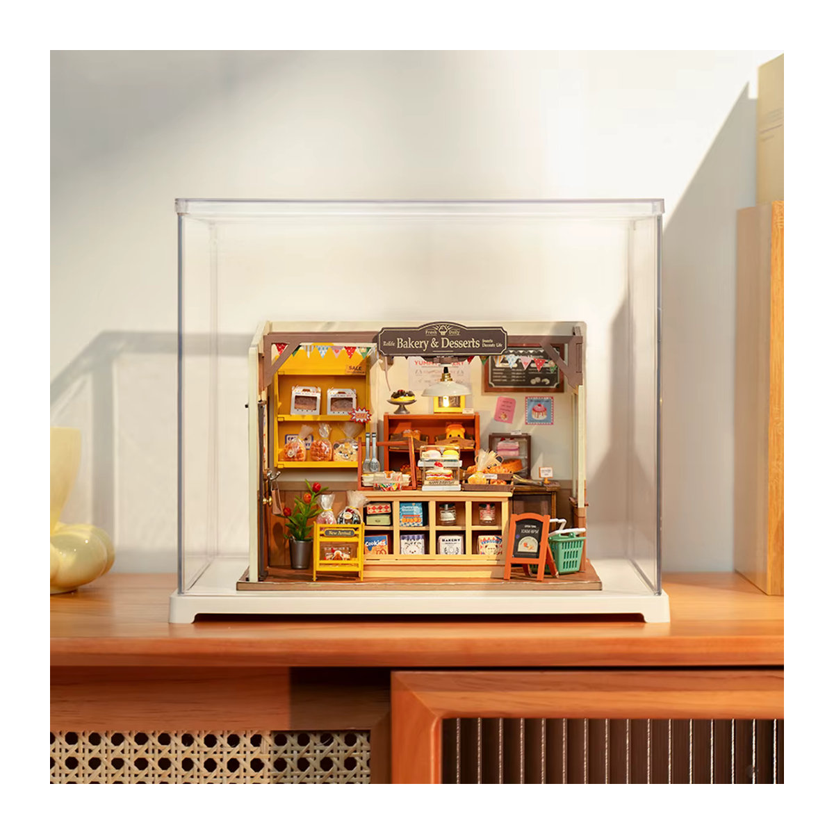 Robotime Rolife Staubdichte Puppenhaus-Ausstellungsbox aus transparentem Kunststoff für Miniaturhäuser - Bild 2