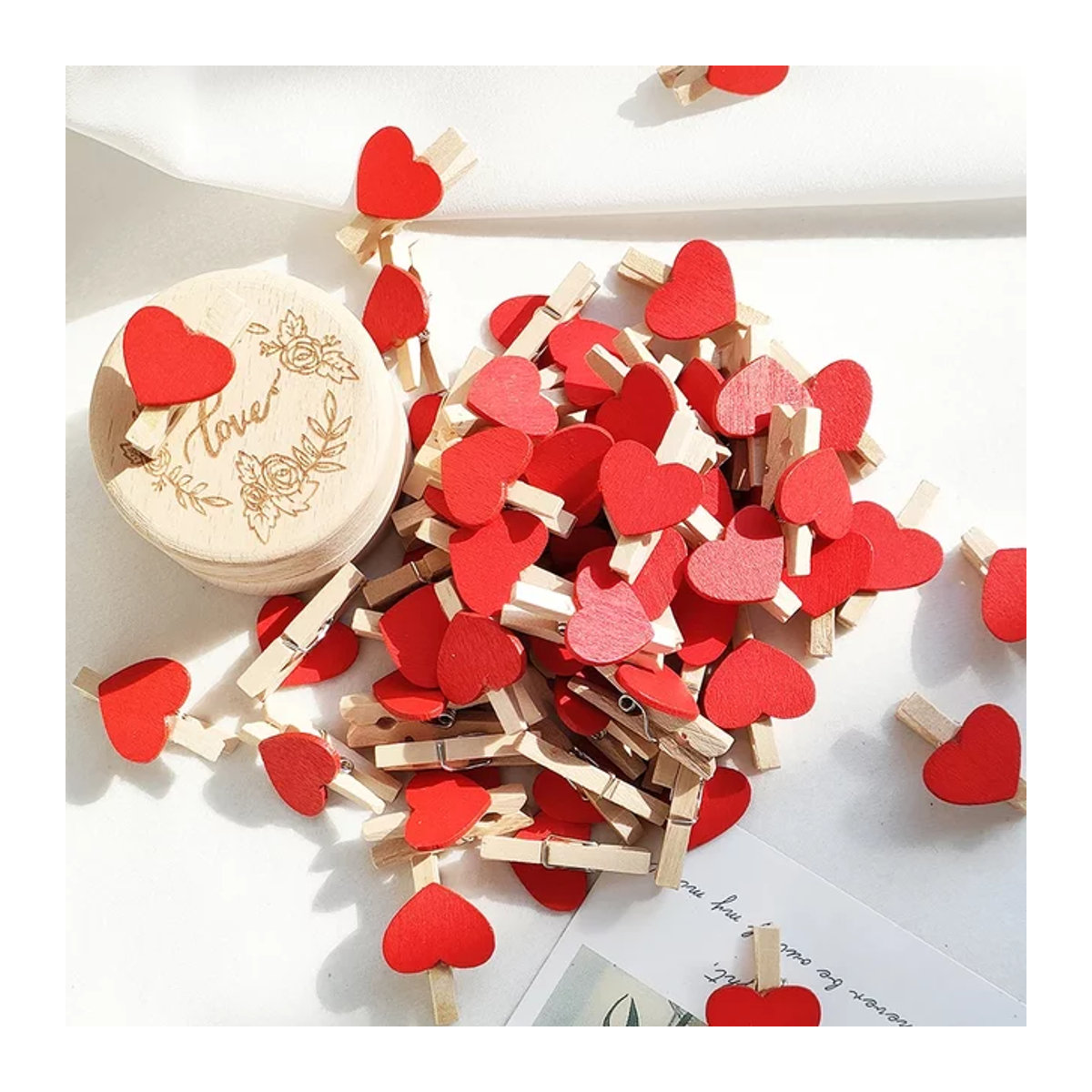 Rote Holz-Wäscheklammern in Herzform für Valentinstag und Dekoration - Bild 1