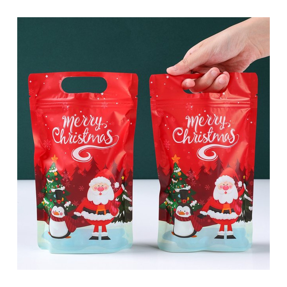 Rote Weihnachts-Bonbonbeutel mit Weihnachtsmann-Motiv als Weihnachtsdekoration und Geschenkbeutel für Weihnachten und Neujahr - Bild 1