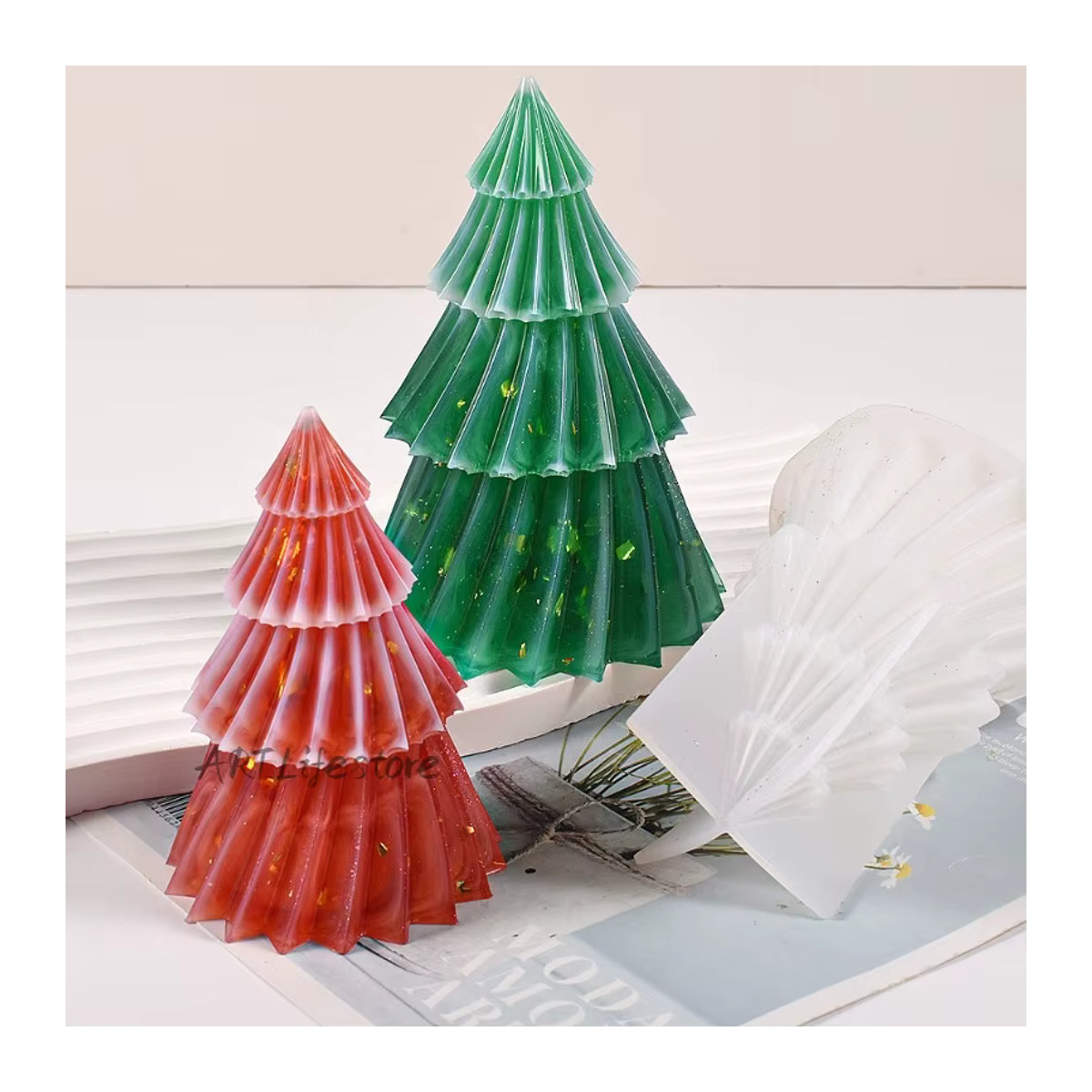 Rotierende konische Weihnachtsbaum Kerzenform in 3D Origami-Design, gestreifte Säule aus Harz und Gips in Weiß und Grün zur Tischdekoration - Bild 4