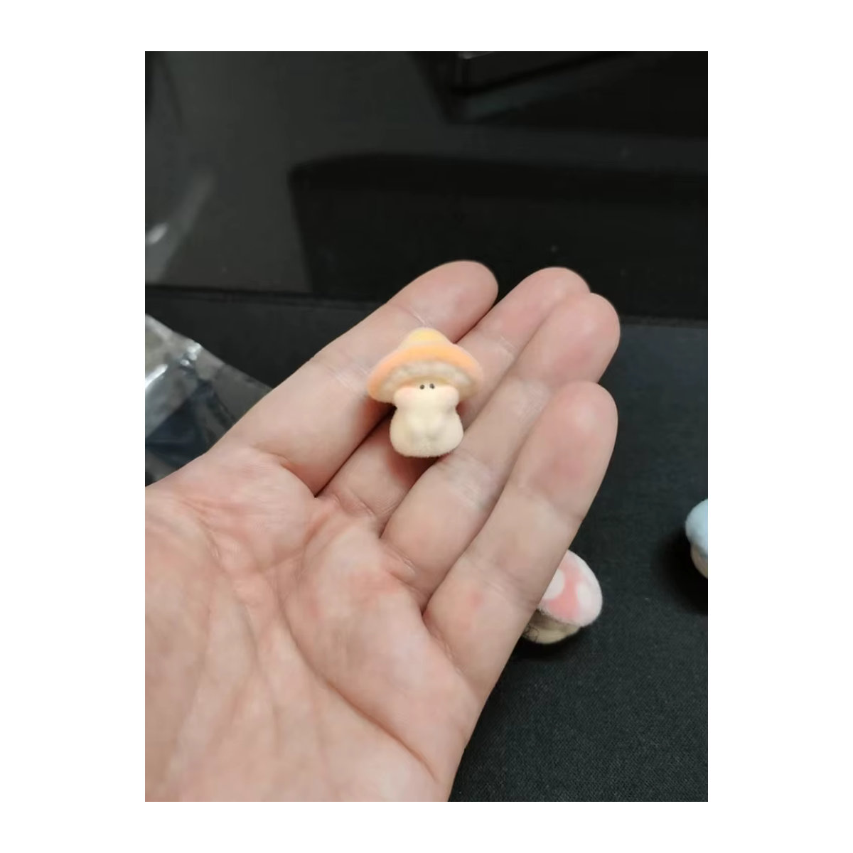 RTBXF Mini Pilz Figur aus Textil und Kunststoff in Mehrfarbig zur Desktop Dekoration und Stressbewältigung - Bild 3