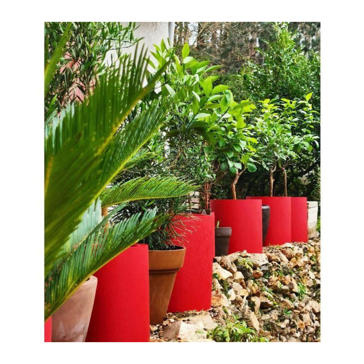 Runder Blumentopf RIVIERA aus Granit in Rot mit einem Volumen von 28L und den Maßen Durchmesser: 39 cm, Höhe: 43 cm - Bild 1
