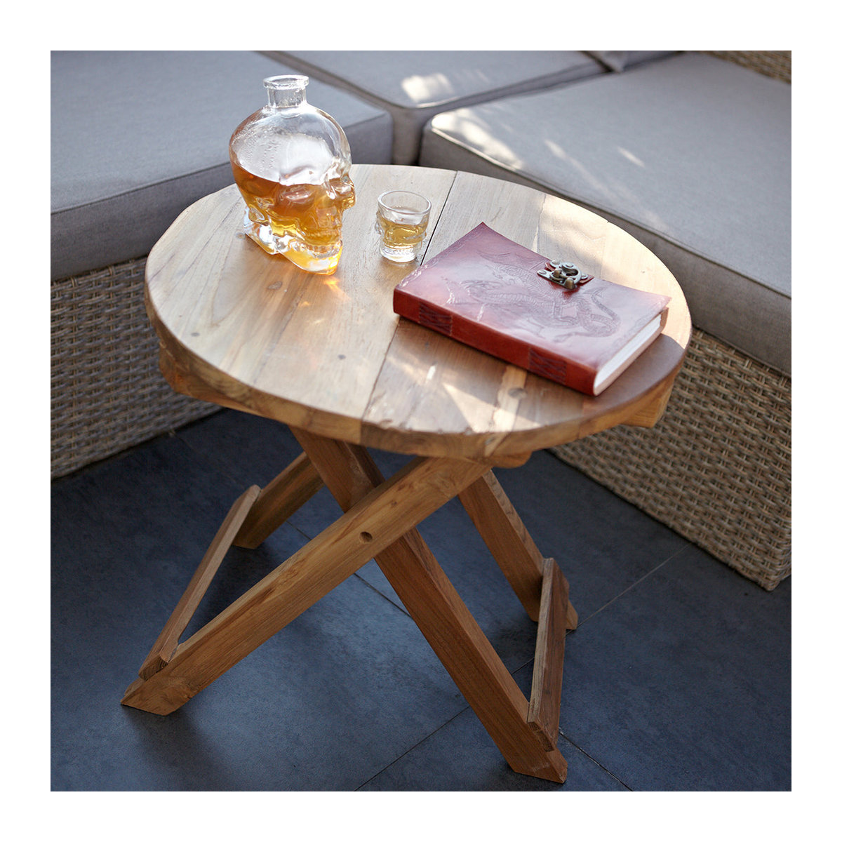 Runder klappbarer Couchtisch SHAMTAM aus Teakholz in hellen bis mittleren Naturtönen, Durchmesser: 50 cm - Bild 3