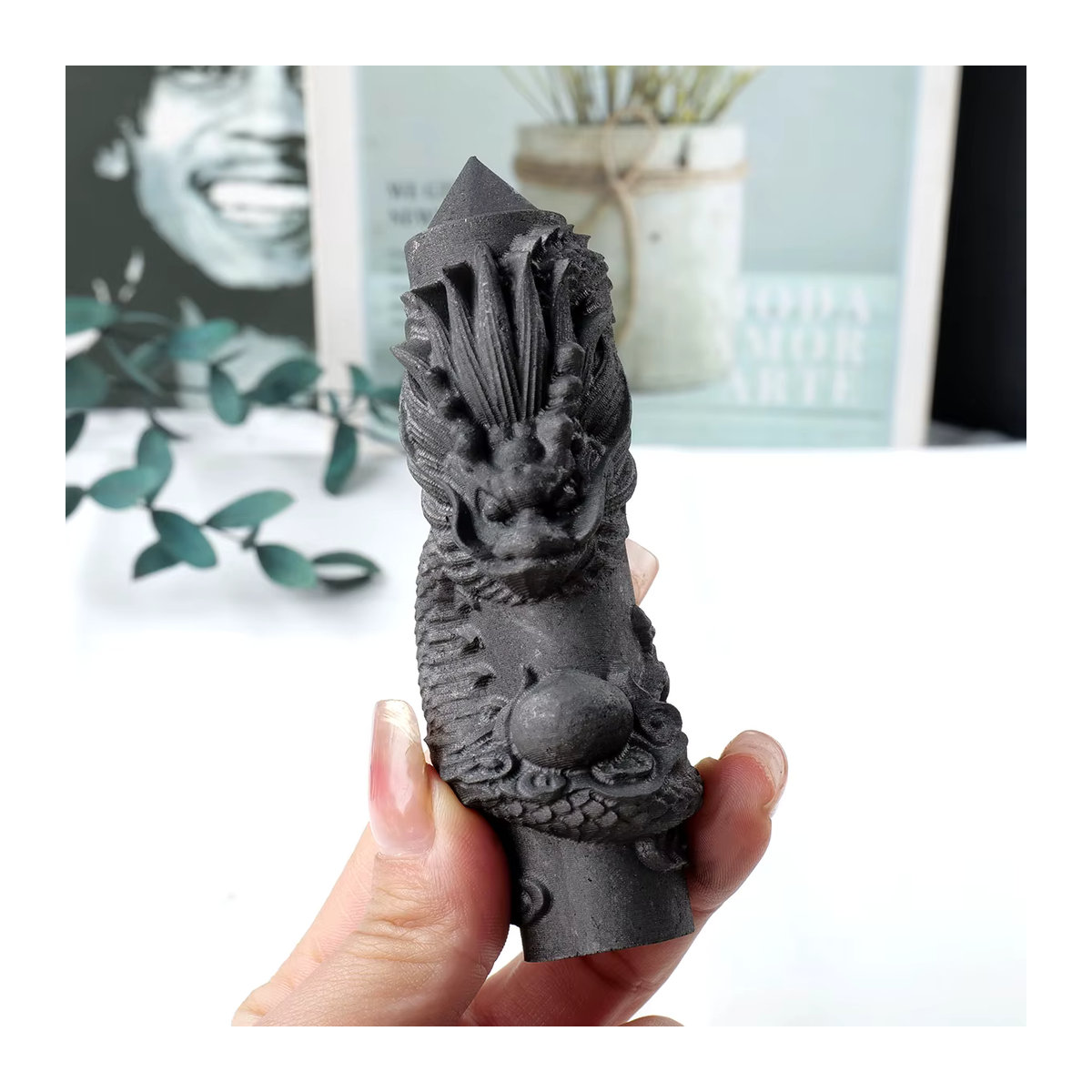 Runyangshi Natürlicher Subgraphit-Kristall mit handgeschnitztem Drachen als dekorative Säule in Schwarz - Bild 3