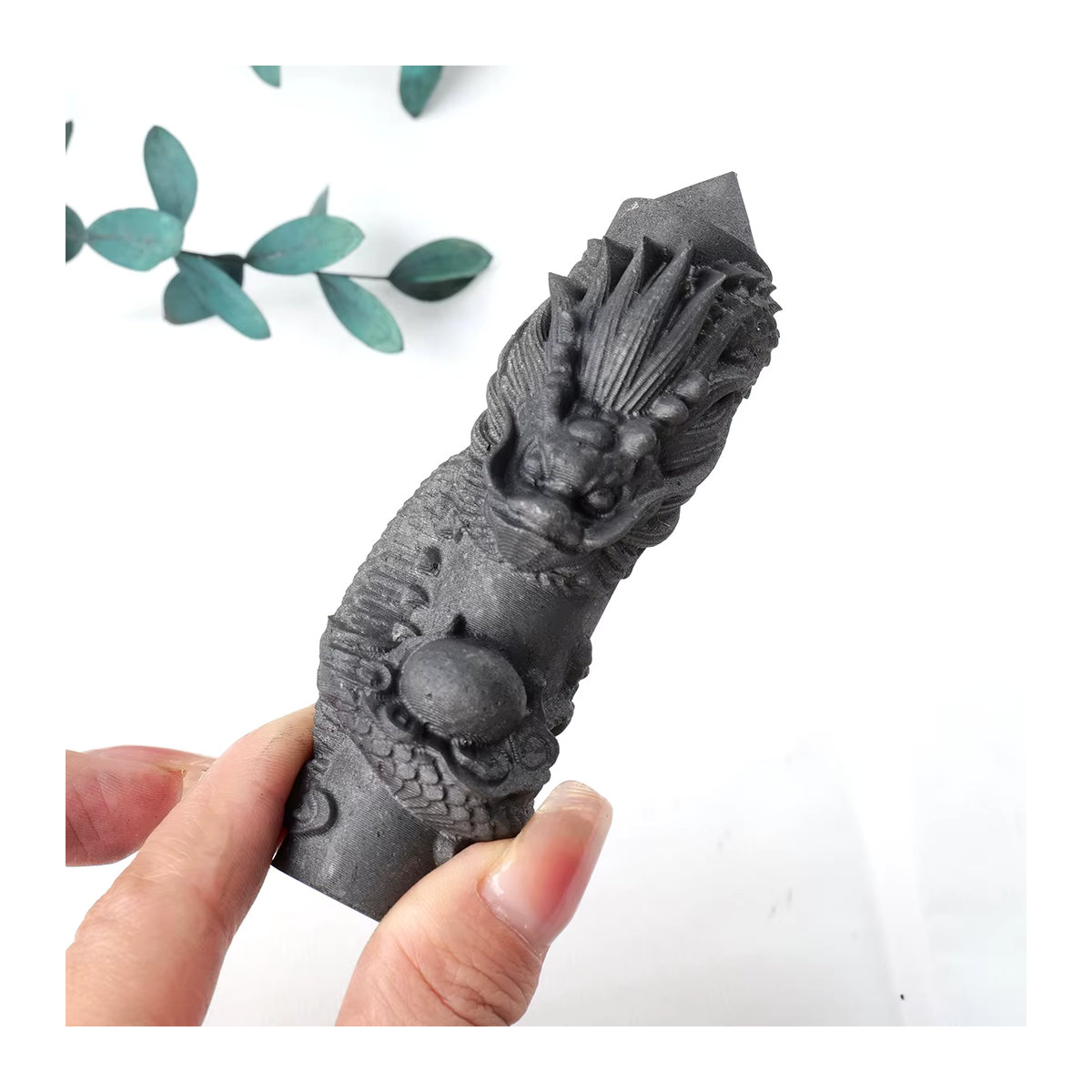 Runyangshi Natürlicher Subgraphit-Kristall mit handgeschnitztem Drachen als dekorative Säule in Schwarz - Bild 4