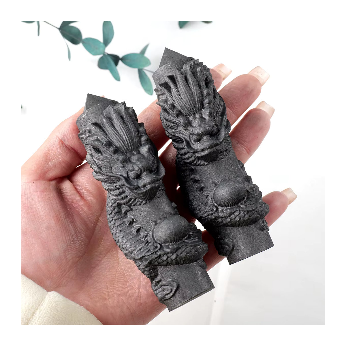 Runyangshi Natürlicher Subgraphit-Kristall mit handgeschnitztem Drachen als dekorative Säule in Schwarz - Bild 5