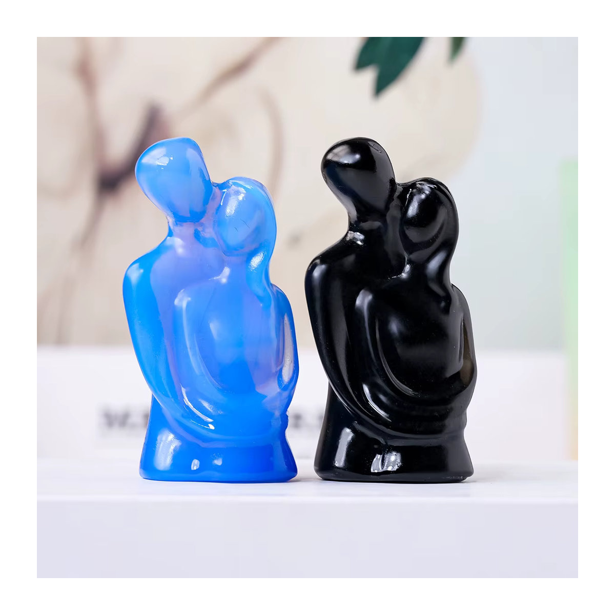 Runyangshi Obsidian Naturkristall Umarmendes Paar als Desktop Ornament in Schwarz und Blau - Bild 3