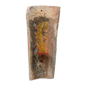 Rustikaler Wandkerzenhalter aus Dachziegeln in Braun mit antiker Patina und unregelmäßiger Optik
