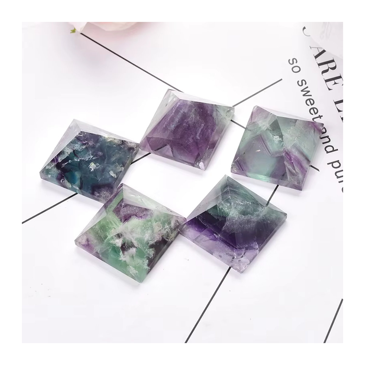 RYCRYSTAL Natürliche Fluorit Pyramide aus Quarz als mehrfarbiger Heilstein für Reiki und Meditation - Bild 3